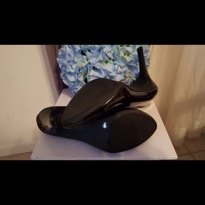 Jessica Simpson black patent pumps